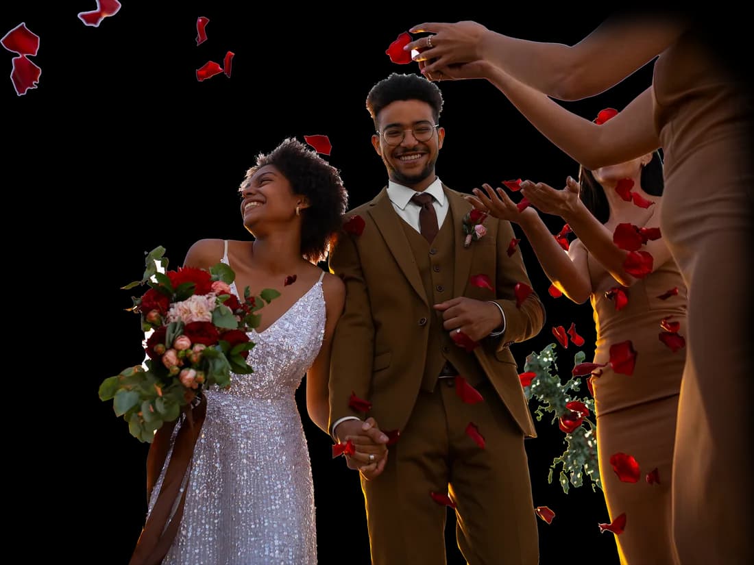 Un couple chrétien rayonnant le jour de son mariage, sous une pluie de pétales